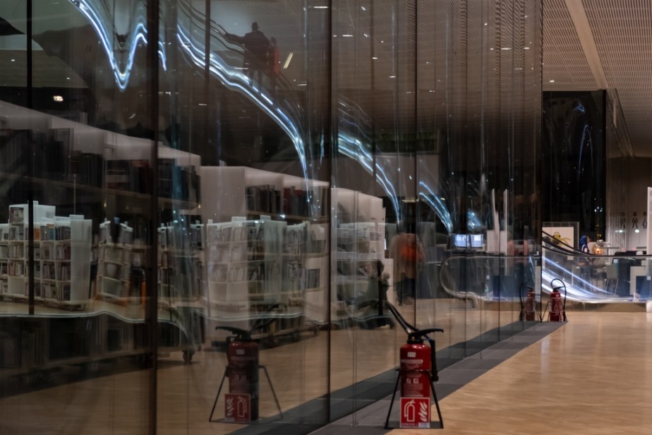 A travers la fenêtre – Through the&nbsp;window