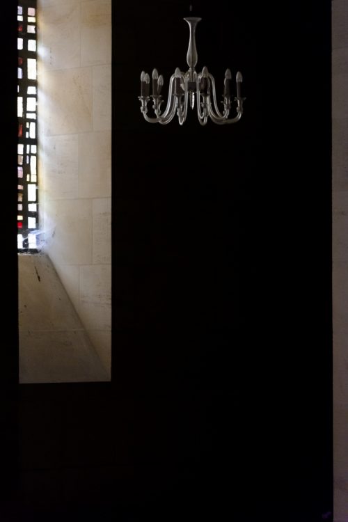 Des lustres et des vitraux (avec [un peu de]&nbsp;lumière).